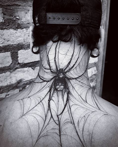 araña tatuaje|Tatuaje araña espalda